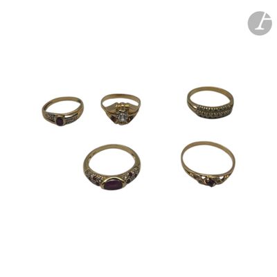 un ensemble de cinq bagues en or serties de grenats et de diamants