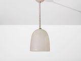 une lumière blanche suspendue au plafond dans une pièce blanche