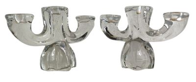une paire de bougeoirs en verre transparent sur fond blanc
