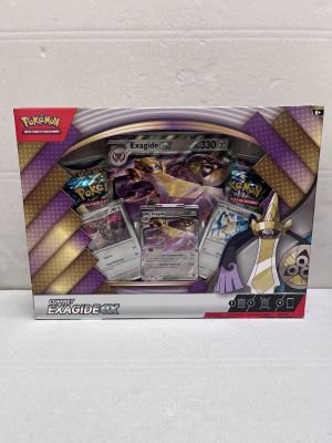 la boîte est ouverte pour montrer le contenu du jeu de cartes Pokémon