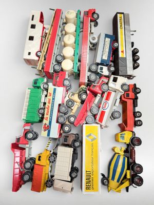 de nombreux types différents de petits trains et de petits camions sur la table