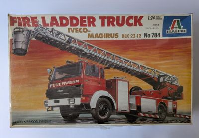 une boîte avec l'image d'un camion d'échelles de pompiers