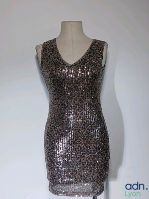 robe à paillettes argentées sur un mannequin, mannequin, mannequin, mannequin, mannequin, mannequin, mannequin, mannequin, mannequin, mannequin, mannequin, mannequin, mannequin, mannequin, mannequin, mannequin, mannequin, mannequin, mannequin, mannequin, mannequin, mannequin, mannequin, mannequin, mannequin, mannequin, mannequin, mannequin, mannequin, mannequin, mannequin, mannequin, mannequin, mannequin, mannequin, mannequin, mannequin, mannequin, mannequin, mannequin, mannequin, mannequin, mannequin, mannequin