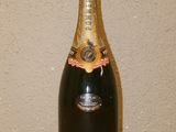 une bouteille de champagne posée sur une table