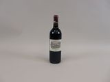 une bouteille de vin posée sur une table