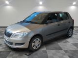 la photo d'une voiture argentée garée dans un garage
