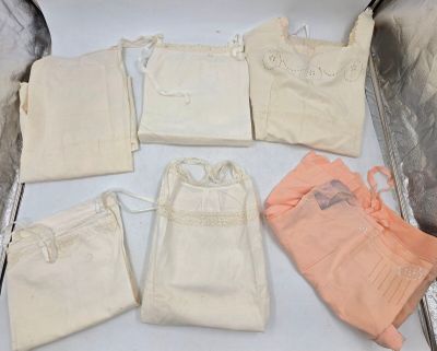 plusieurs sacs de vêtements posés sur une table