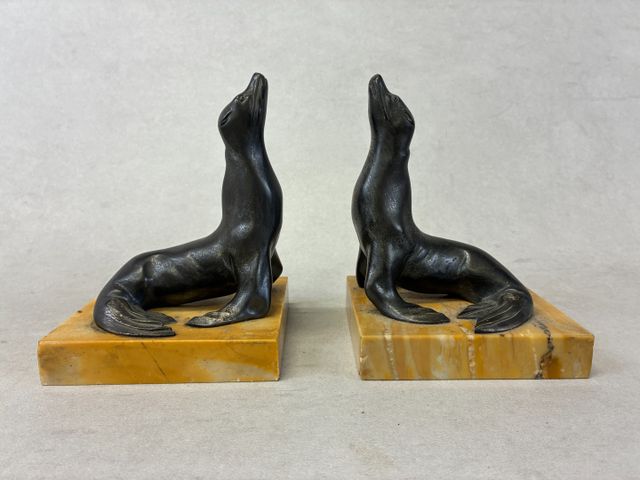 Paire de serres livres à décor de phoques en bronze a patine brun