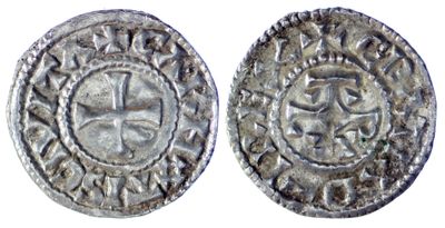 un gros plan sur deux pièces d'argent ornées d'une croix