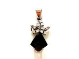 une image représentant un pendentif en forme de diamant noir et blanc sur fond blanc