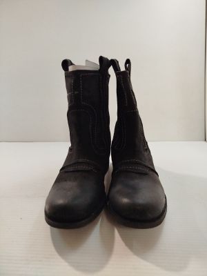 des bottes en cuir noir avec des boucles sur les côtés