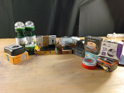 de nombreux objets posés ensemble sur la table