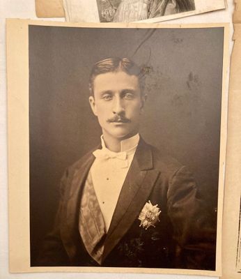 une vieille photo d'un homme en costume et nœud papillon