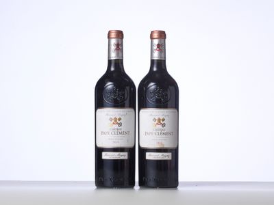 deux bouteilles de vin posées sur une table l'une à côté de l'autre