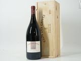 une bouteille de vin posée à côté d'une caisse en bois