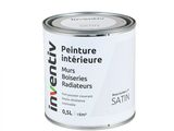 le pot de peinture est posé sur une surface blanche