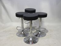 Suite de quatre tabourets bar, l'assise réglable en simili c…