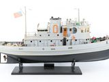 une maquette de bateau exposée sur une surface blanche