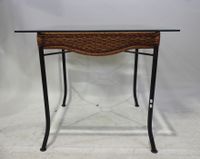 Petite table carrée et quatre chaises, les côtés en éclisses… (photo 2)