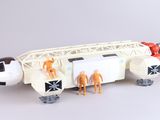 une maquette de navette spatiale avec des personnes à l'intérieur