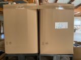 deux cartons empilés l'un sur l'autre dans un entrepôt