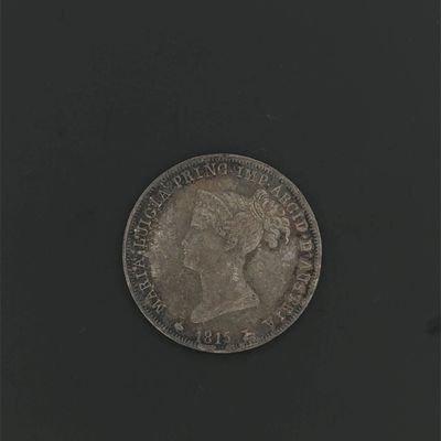 gros plan d'une pièce de monnaie sur une surface noire