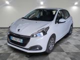 la voiture blanche est garée sur un sol en damier dans le garage