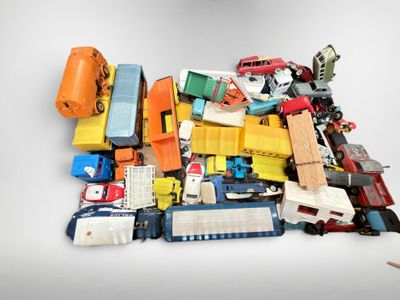 une pile de petites voitures et de petits camions posée sur une table