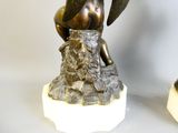 une statue représentant une femme assise sur une souche d'arbre