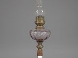 une lampe à huile à l'ancienne munie d'un abat-jour en verre