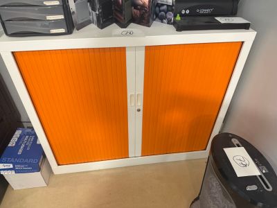 une armoire sur laquelle sont posés tout un tas d'appareils électroniques