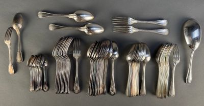 un grand nombre de cuillères et de fourchettes disposées sur une table