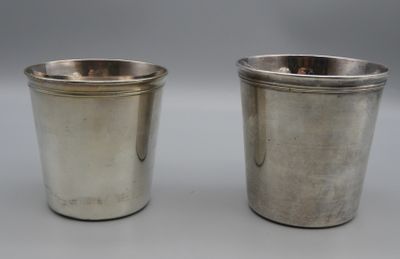 CHRISTOFLE, 2 timbales en métal argenté.