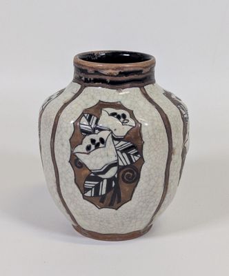 un vase blanc orné d'un motif marron et noir