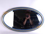 un homme se prenant en photo dans un miroir