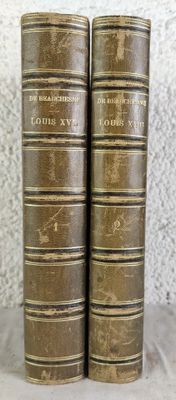 deux vieux livres posés sur une table l'un à côté de l'autre