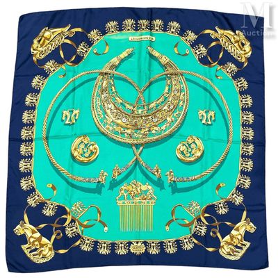 une écharpe bleue et dorée ornée de bijoux dorés