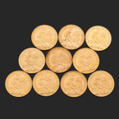 un gros plan sur un tas de pièces d'or posées sur une surface noire