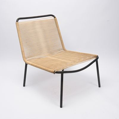 La chaise est en rotin et possède une structure en métal noir
