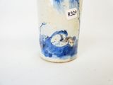 un vase bleu et blanc avec un oiseau dessus
