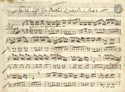 un vieux manuscrit comportant des notes de musique et un stylo au milieu