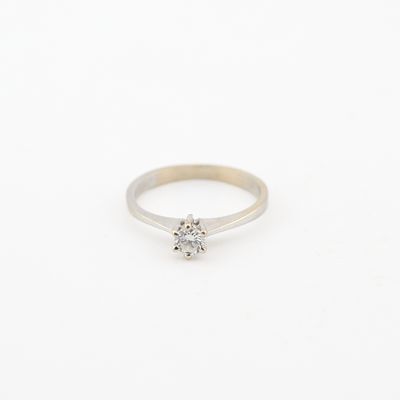 une bague de fiançailles en or blanc sertie d'un seul diamant