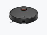 un aspirateur robot noir sur fond blanc
