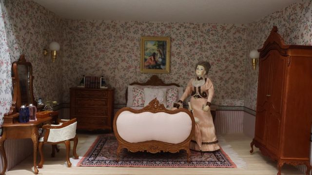 Diorama. Composition miniature, dans une vitrine en bois, vitre e...