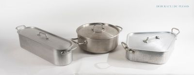 trois casseroles et poêles posées les unes à côté des autres sur une table