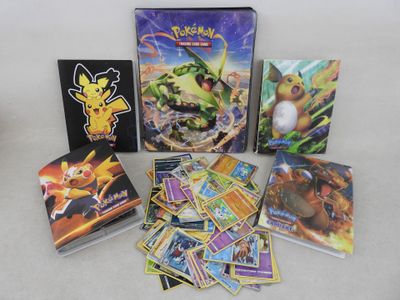 Boîte du jeu de cartes à collectionner Pokémon contenant des cartes, des cartes et d'autres articles