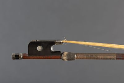 a bow that has a string attached to it