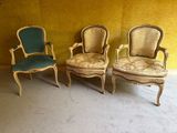 trois chaises dans une pièce aux murs jaunes, avec une chaise verte