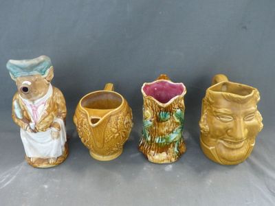 quatre vases en céramique sont alignés sur une surface grise