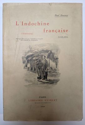 un vieux livre sur lequel figure l'image d'un homme et d'une femme marchant dans une rue